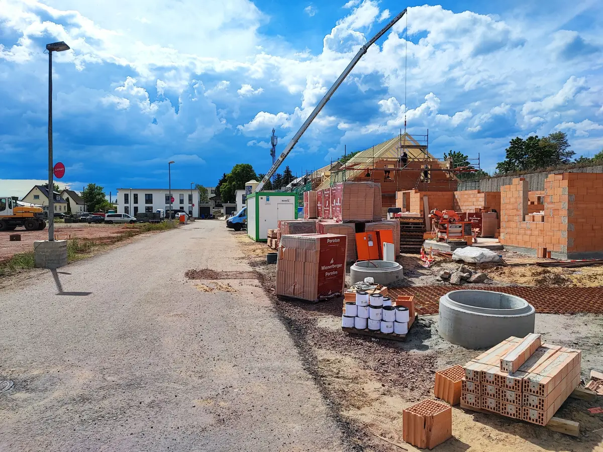 Baustelle an der Berliner Chaussee: Rohbauten an einer neuen Anliegerstraße