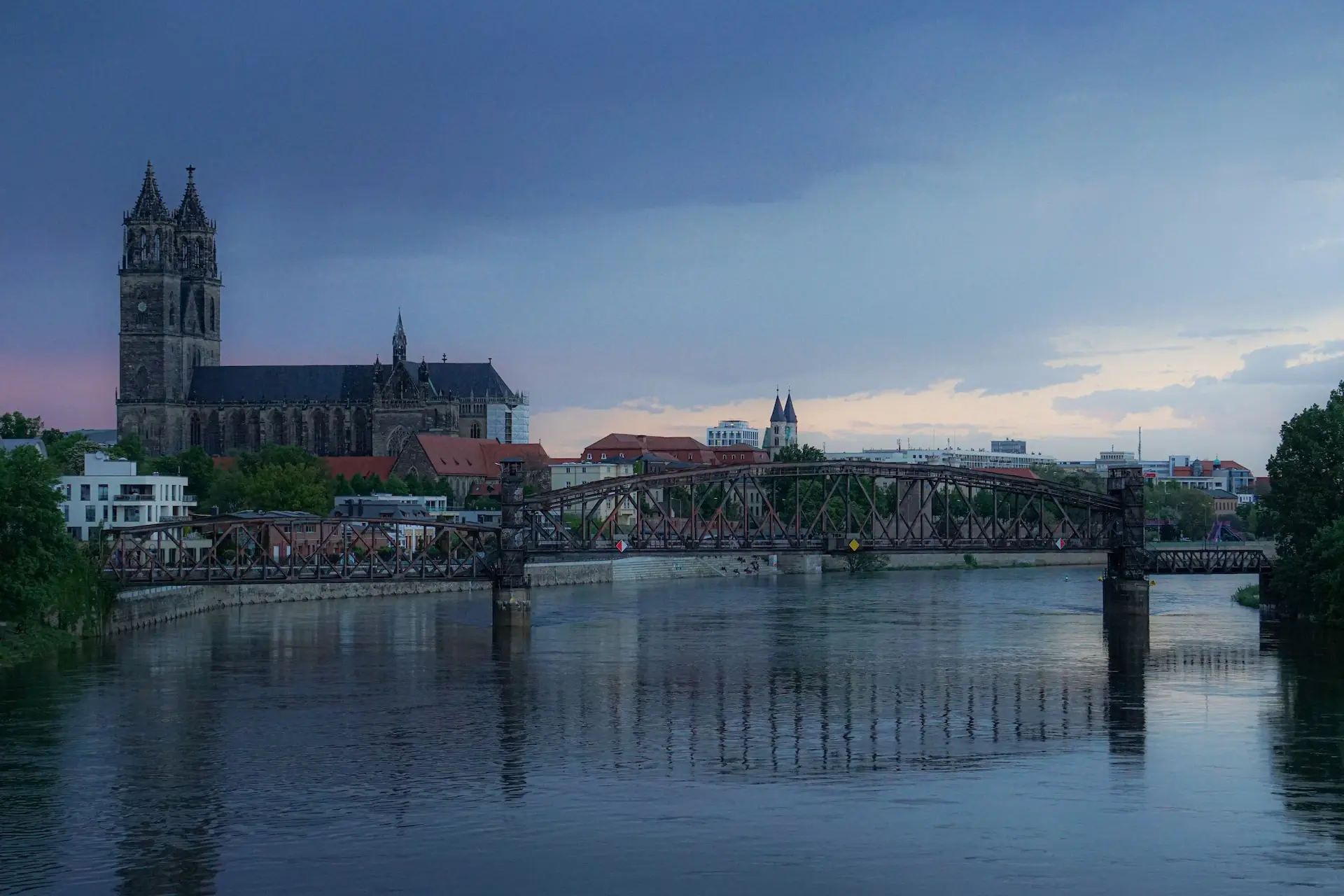 Die Elbe in Magdeburg mit dem Dom im Hintergrund